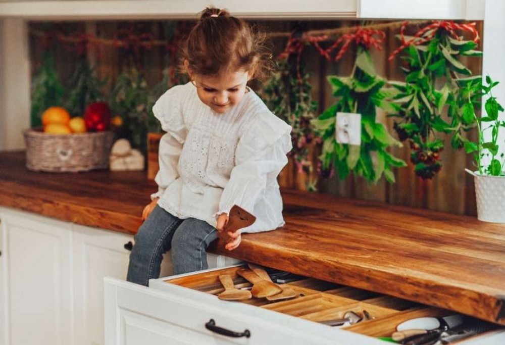 cosa sopra il bancone della cucina