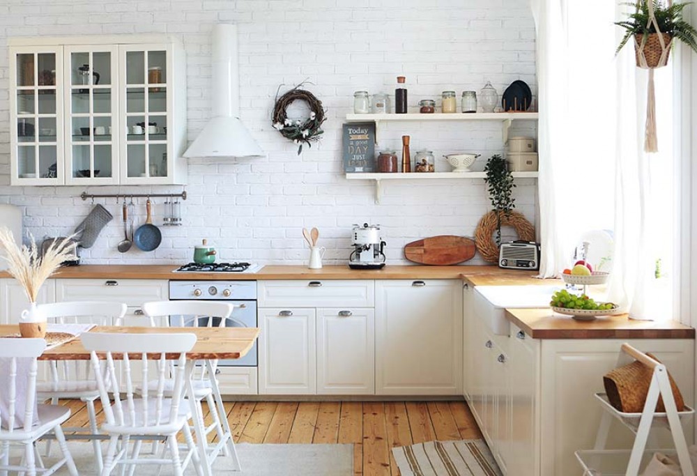 cucina bianca con piano in legno