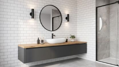 Cosa mettere sulle pareti del bagno al posto delle piastrelle? Una guida pratica alle alternative moderne