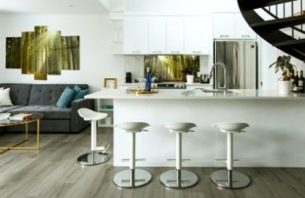 Come organizzare un soggiorno moderno con cucina?