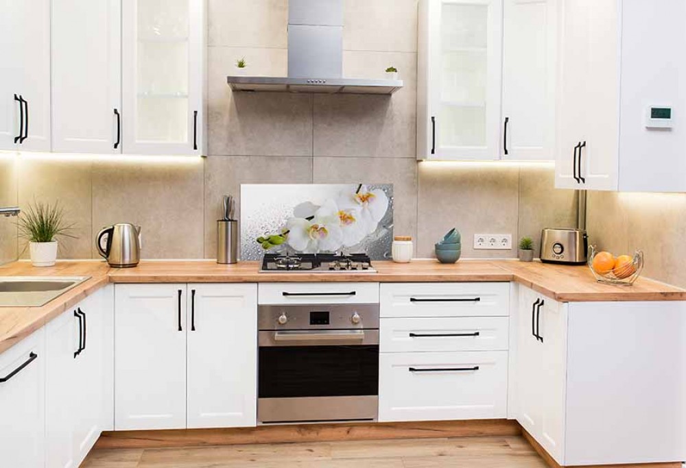 cucina bianca con piano in legno