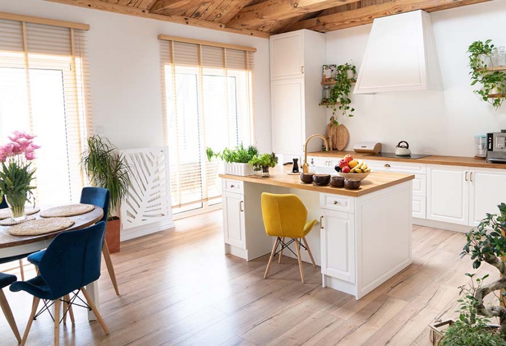 cucina bianca con piano in legno