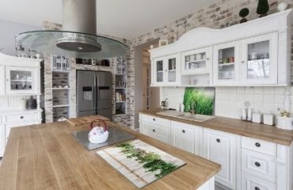 Tagliere in vetro o legno? Scopri come pulire efficacemente ed eliminare gli odori sgradevoli dalle assi della cucina